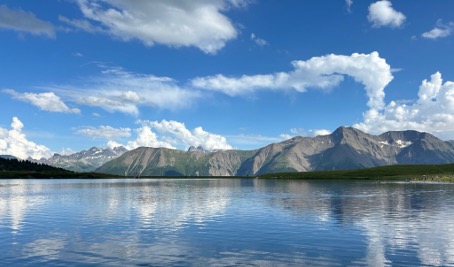 Photo d'un lac et montagne